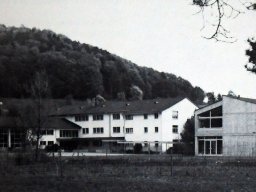 Schulhaus-Dotzigen-1980