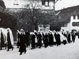 letzte-Konfirmandinnenjahrgang-mit-Schleier-Erlach-1915